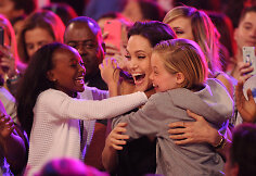 Angelina Jolie su dukromis Zahara ir Shiloh