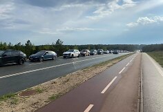 Dar ne vasaros sezonas, o prie kelto driekiasi eilės.