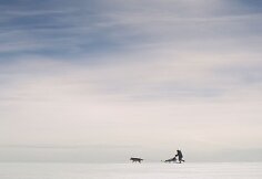 Kadras i&scaron; filmo &bdquo;Moteris, vyras ir &scaron;uo"
