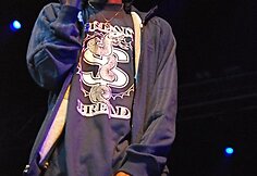 Snoop Dogg atlikėjas kaip visada pasižymi išskirtiniu stiliumi.