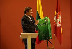Virgilijus Alekna įteikė Lietuvos olimpiečių marškinėlius Juozui Imbrasui.
