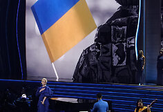 Ukrainiečių dainininkė Mika Newton (kairėje) ir Johnas Legendas atlieka dainą &bdquo;Free&ldquo; 