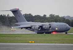 Lėktuvas C-17, gabenantis karalienės Elžbietos II palaikus, nusileido Royal Air Force Northolt oro uoste