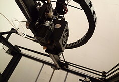 Ekstruderis lydo plastiką ir nusodina jį ant stalo, o veliau formuoja auk&scaron;tesnius sluoksnius