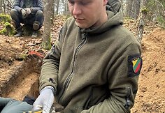 Netoli Karpiškių kaimo archeologai aptiko vokiečių kareivio palaikus ir jautrų radinį
