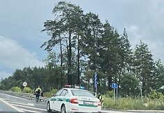 Magistralėje Vilnius-Kaunas-Klaipėda apvirto automobilis