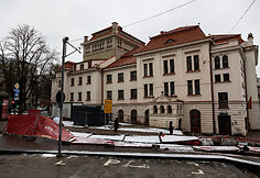 Stiprus vėjas Vilniuje išvartė apsaugines tvoras