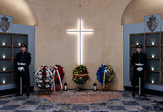 Vainikų padėjimo ceremonija 1863&ndash;1864 m. sukilimo vadams ir sukilėliams atminti Senųjų Rasų kapinių koplyčioje-kolumbariume