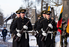 Vainikų padėjimo ceremonija 1863&ndash;1864 m. sukilimo vadams ir sukilėliams atminti Senųjų Rasų kapinių koplyčioje-kolumbariume