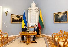 Volodymyras Zelenskis, Gitanas Nausėda