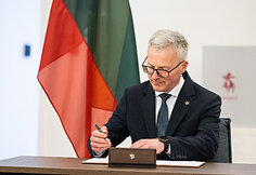Pasirašyti susitarimai su Lazdijų ir Jurbarko rajono savivaldybėmis dėl poligonų