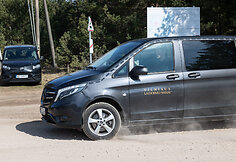 Laidojimo paslaugų automobiliai išvyksta iš nelaimės vietos Pabradėje