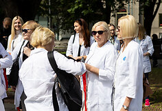 &Scaron;eimos gydytojų solidarumo akcija &bdquo;Balti herojai suri&scaron;tomis rankomis&ldquo;