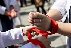 &Scaron;eimos gydytojų solidarumo akcija &bdquo;Balti herojai suri&scaron;tomis rankomis&ldquo;