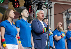 Tauti&scaron;kos Giesmės giedojimas Klaipėdoje, Teatro aik&scaron;tėje