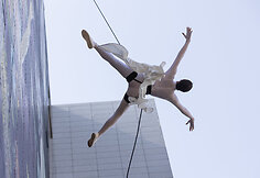 „Dance of Freedom“ vertikalaus šokio pasirodymas Ukrainai