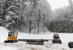 Nukeltos sovietinės skulptūros Antakalnio kapinėse