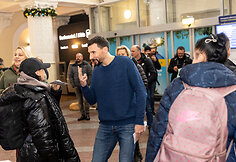 Filmo &bdquo;ReEmigrantai&ldquo; komanda pasitinka grįžtančius oro uoste