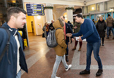 Filmo &bdquo;ReEmigrantai&ldquo; komanda pasitinka grįžtančius oro uoste