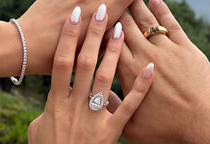 &bdquo;Mūsų gražios meilės istorijos simboliai dabar puo&scaron;ia abi mano rankas&ldquo;, &ndash; džiaugiasi Vaiva. Ant kairės &ndash; vestuvių žiedas, kuriame dominuoja septyni markizės formos brangakmeniai, ant de&scaron;inės &ndash; sužadėtuvių su 2,5 karato deimantu. Patriko vestuvinis žiedas &ndash; su retu 3,5 karato deimantu 