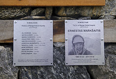 Bazinėje stovykloje Saulius pritvirtino atminimo lenteles, skirtas pagerbti čia prie&scaron; de&scaron;imt metų nuo teroristų kulkų žuvusiam bendražygiui Ernestui Mark&scaron;aičiui ir kitiems alpinistams 