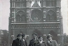 Prie Paryžiaus Dievo Motinos katedros 1934 metais per Verbų sekmadienį: Jonas Žukas, Mykolas Saulius, Juozas Miltinis ir Vytautas Kazimieras Jonynas su žmona