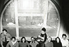 1987 metų nuotraukoje &ndash; su pedagogų Henriko Vansevičiaus ir Vytauto Čibiro studentais, kurie akimirksniu pajuto simpatiją ką tik į Vilnių grįžusiam jaunam režisieriui