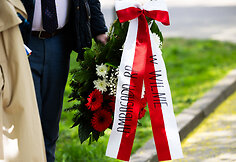 Gėlių padėjimo ceremonija Sapiegų parke prie &bdquo;Černobylio motinos&ldquo; paminklo 