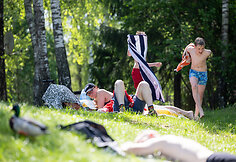 Saulėtą dieną Žalieji ežerai pritraukė vasaros pasiilgusius vilniečius