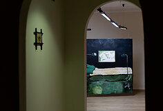 Manto Platūkio kūrinio &bdquo;Cy&lsquo;s Bedroom&ldquo; fragmentas. Grupinė jaunosios kartos menininkų paroda &bdquo;Miražas&ldquo;, 2025