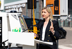 Pirmąkart Europoje į centrines didmiesčio gatves realaus eismo sąlygomis i&scaron;riedėjo net trys autonominiai prekių pristatymo automobiliai