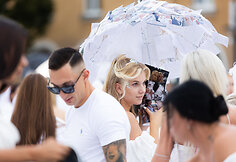 Vilniuje de&scaron;imtą kartą surengta &bdquo;Le Diner en Blanc&ldquo; vakarienė