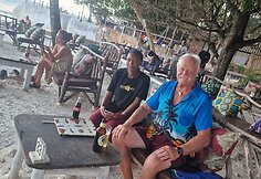 Diani Bičo paplūdimio restoranuose mezgasi pokalbiai, pažintys
