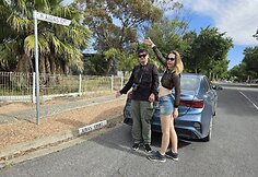 Aistė ir Augustinas Žemaičiai lietuviškoje Aidas gatvėje Australijoje