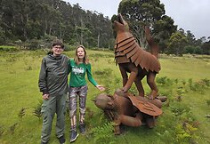Aistė ir Augustinas Žemaičiai prie Geležinio vilko Tasmanijoje, Australijoje