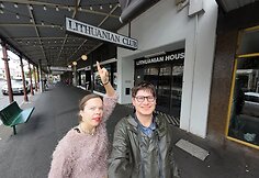 Aistė ir Augustinas Žemaičiai prie Melburno lietuvių namų