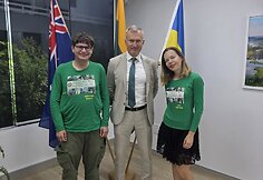 Aistė ir Augustinas Žemaičiai su Lietuvos ambasadoriumi Australijoje Dariumi Degučiu