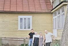 Arnoldas Lukošius bobutės verandoje su pusbroliu, bobute ir Nana