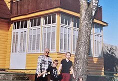 Arnoldas Lukošius su šeima prie bobutės namo Kurkliuose