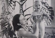 Arnoldas Lukošius vaikystėje su mama