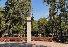 Sėlių aik&scaron;tė ir paminklas daktarui D.Bukontui
