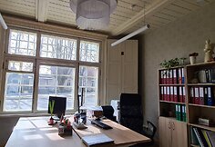 Viename i&scaron; dailininko namo kambarių &ndash; KPD &Scaron;iaulių teritorinio skyriaus specialistų kabinetas. Įdomi detalė &ndash; autenti&scaron;kos medinės langinės įrengtos viduje, o ne i&scaron;orėje