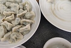 Studenti&scaron;kiems pietums visi perka koldūnus po 4 dol.