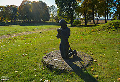 Emilijai Pliaterytei atminti skirta skulptūra Vainežerio dvaro parke (skulpt. Evaldas Pauza) (Lazdijų r.)