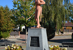 Emilijai Pliaterytei atminti skirta skulptūra Kapčiamiesčio centre (skulpt. Antanas Ambrulevičius) (Lazdijų r.)