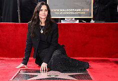 Courteney Cox įteikta žvaigždė Holivudo &scaron;lovės alėjoje