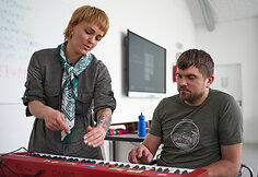 D.Vaitiekūnas ir R.Naujanytė-Bjelle su kurčiaisiais gestus pavertė į muziką