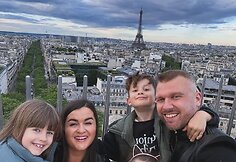 Simona ir Mindaugas Lipniai su trynukais Paryžiuje