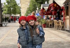 Simona ir Mindaugas Lipniai su trynukais Paryžiuje
