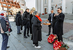 Igoris Jarmolenka dalino gėles Vilniuje